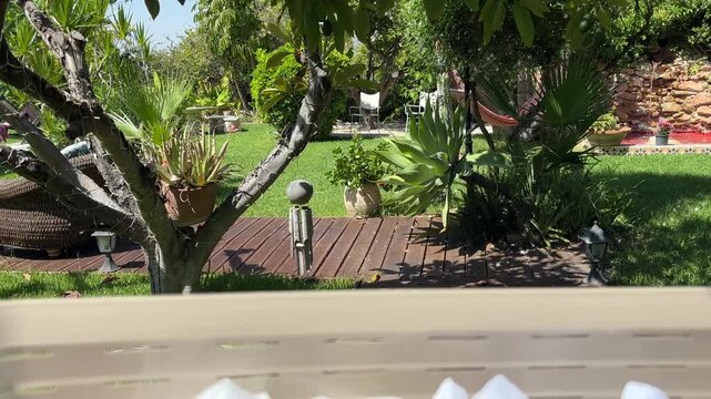 POV llevando cesta de ropa por el jard&iacute;n
