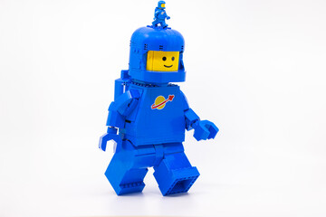 Fototapeta premium Hong Kong, June 8, 2026: A giant classic spaceman strides forward, carrying a tiny companion perched atop his helmet.