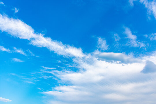 c&eacute;u azul com nuvens brancas