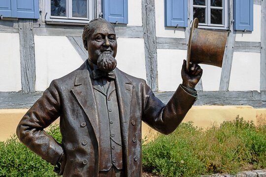 buttenheim, deutschland - 30.05.2026 - bronzefigur am levi strauss museum - NUR REDAKTIONELL