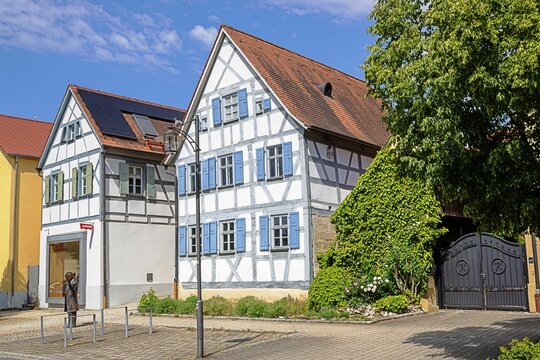 buttenheim, deutschland - 30.05.2026 - levi strauss museum mit statue - NUR REDAKTIONELL