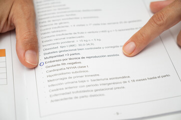 Obraz premium Doctor pointing assisted reproduction pregnancy medical document