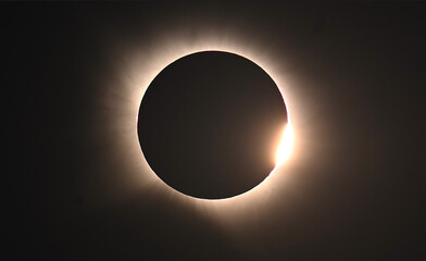 Pierścień z diamentem, zaobserwowany przez teleskop astronomiczny podczas całkowitego zaćmienia Słońca w Hiszpanii w 2026 roku © Tomasz Aurora