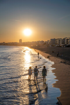 plage et amis au coucher de soleil sur Pornichet, baie de La Baule