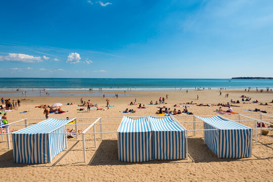 cabines de plage &agrave; La Baule en &eacute;t&eacute; pendant les vacances