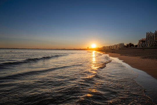 coucher de soleil sur la plage de Pornichet, baie de la Baule en &eacute;t&eacute;