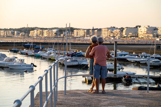 Rencontres et couple S&eacute;niors &agrave; la mer, couple personnes ag&eacute;es enlac&eacute;s &agrave; La Baule