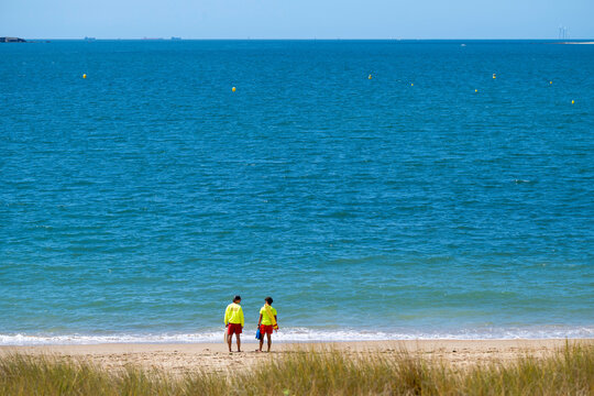 Sauveteur sen mer en surveillance de plage en &eacute;t&eacute;