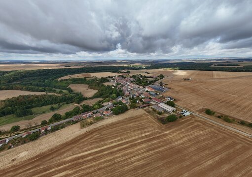 vue a&eacute;rienne panoramique de Boismont, en Meurthe et Moselle. Petit village de Lorraine, entour&eacute; de champs, de cultures, et de for&ecirc;ts. France ao&ucirc;t 2026