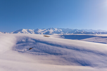 Obraz premium Vast Snow-Covered Mountain Landscape in Kyrgyzstan