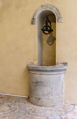 Fototapeta premium Historischer Zierbrunnen im Innenhof des Palazzo Chigi-Saracini, Siena, Toskana , Italien