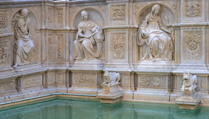 Fototapeta premium Der weltberühmte Fonte Gaia, Brunnen der Freude, am oberen Rand der zentralen Piazza del Campo, Siena, Toskana, Italien