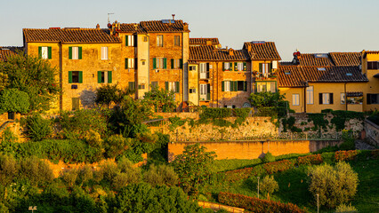 Fototapeta premium Blick auf die historische Stadtmauer mit der gewölbten Straße Via Paolo Mascagni, alte Stadtbefestigung, Siena, Toskana, Italien,