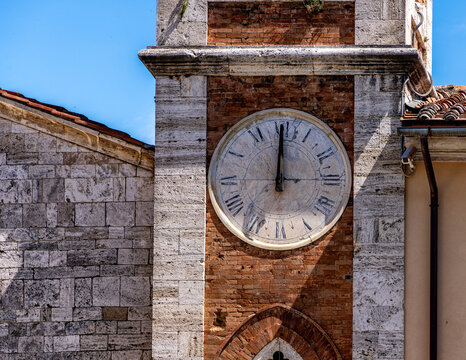 Historischer Glockenturm, Campanile, der Chiesa di San Francesco im mittelalterlichen Ort San Quiricio d'Orcia, Toskana, Italien
