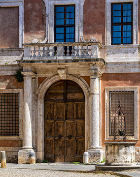Der Palazzo Chigi-Zondadari in San Quiricio d'Orcia, Historischer Barockpalast aus dem 17. Jahrhundert, heutiges Rathaus in San Quiricio, Toskana, Italien