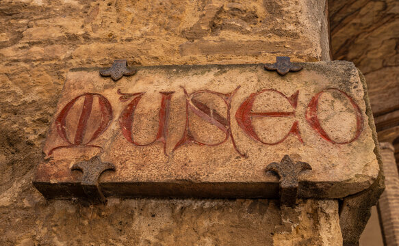 Museo, Historische Fresken und Wappen im Innenhof des Palazzo del Popolo im Museumsturm, San Gimignano, Toskana , Italien