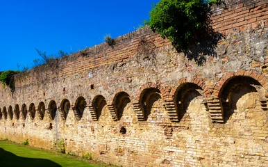 Die Historische Straße und Stadtmauer Via di Fontebranda, Siena, Toskana, Italien © spuno