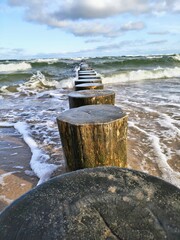 Drewniany falochron na plaży  © WalDec