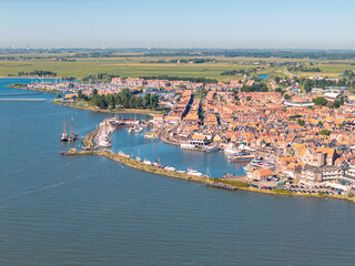 Obraz premium Volendam harbor framed by boats and orange rooftops