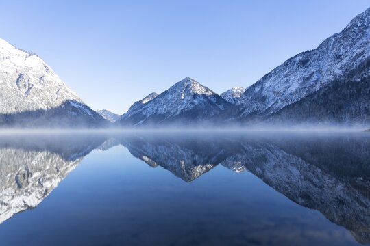 Fog over mountain lake, snow-covered winter landscape, Hintersee, Salzburger Land, Austria