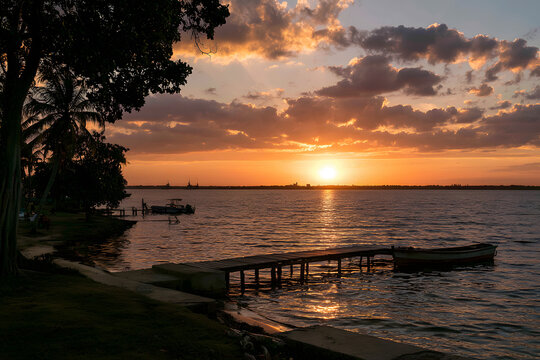 Baie des cochons, Cuba, 9 ao&ucirc;t 2014 : coucher de soleil sur la Baie des Cochons