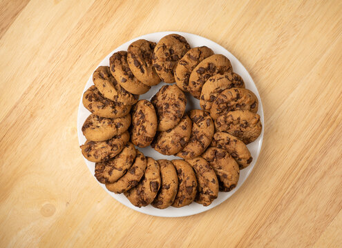 Chocolate chip cookies arranged in a circle on a plate