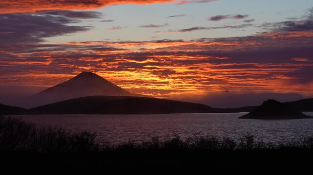 Magischer und farbenfroher Sonnenunterang am Myvatn-See in Island