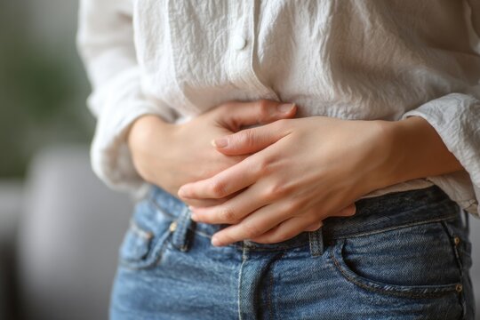 お腹を押さえる女性