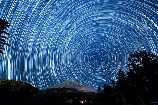 水ヶ塚公園から冬の富士山と北極星を中心に回る星の軌跡
