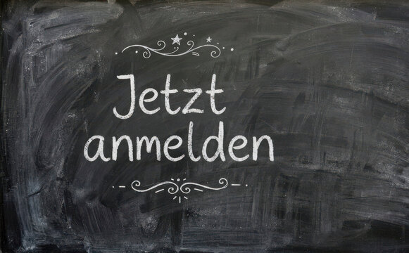 Jetzt anmelden Aufschrift auf Schiefertafel mit Kreide f&uuml;r Bildung Schule und Kurse