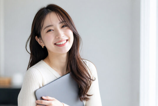 白ニットの日本人女性の満面の笑み