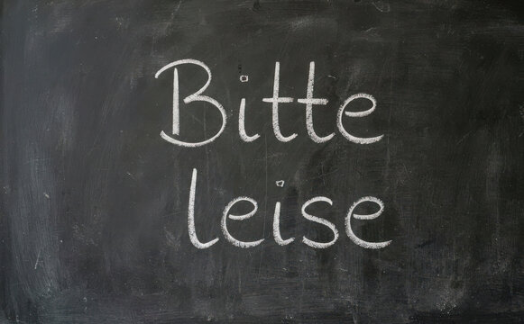 Bitte leise Schiefertafel mit Kreide geschrieben Bedeutung Ruhe Stille in der Schule oder im B&uuml;ro