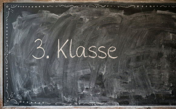 3. Klasse Tafel geschrieben Schulstart Schulbeginn Bildung Grundschule Klassenzimmer