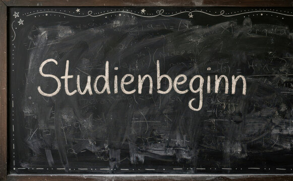 Studienbeginn auf einer Schultafel, Konzept f&uuml;r den Start ins Studium, Universit&auml;t und Bildung