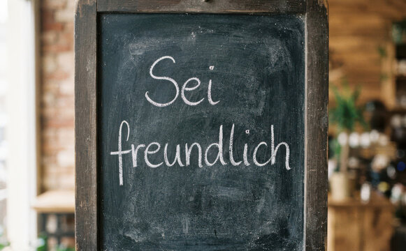 Sei freundlich Tafel mit Kreide geschrieben Botschaft f&uuml;r ein positives Mindset und freundliches Miteinander