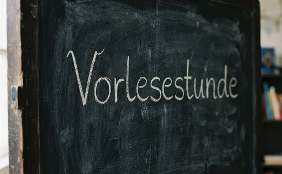Vorlesestunde auf Tafel geschrieben - Konzept f&uuml;r Bildung, Schule und Lesen lernen