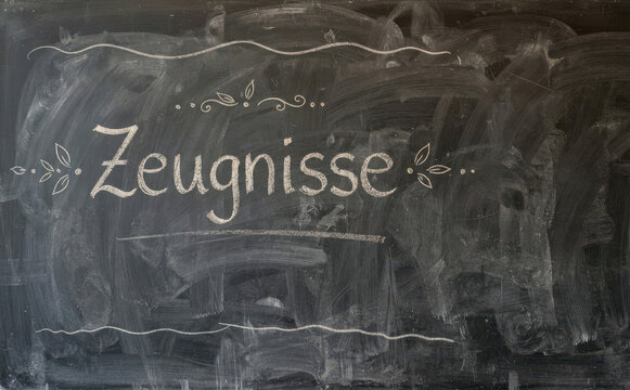 Zeugnisse Tafel mit Kreide geschreiben fur Noten und Schulauswertung in der Bildung
