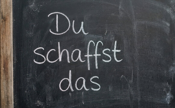 Du schaffst das - Motivationsspruch auf Tafel geschrieben, Ermutigung und Erfolg