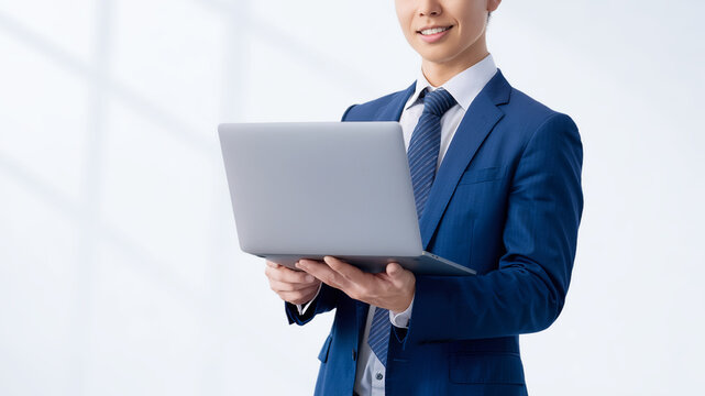 ノートパソコンを持つ男性ビジネスマン, Businessman Holding a Laptop Computer