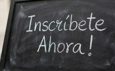 Fototapeta premium Inscribete Ahora! Pizarron negro con tiza blanca con mensaje de inscripcion