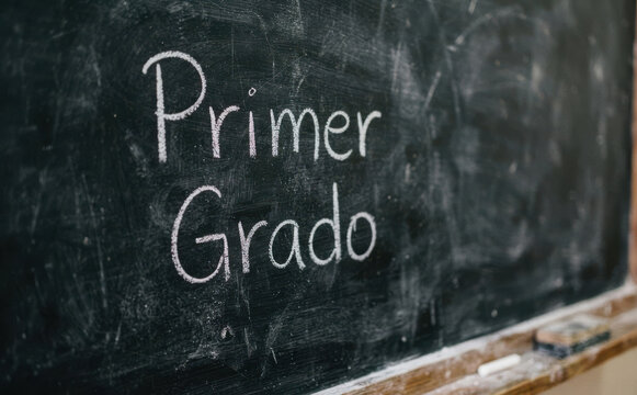 Primer grado escrito en pizarra escolar con tiza blanca concepto de educacion basica aprendizaje infantil