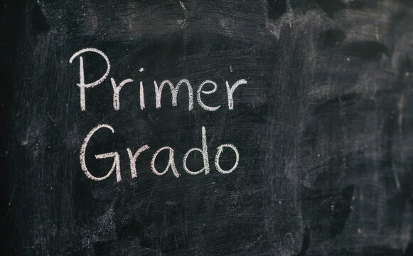 Primer Grado escrito con tiza en pizarra escolar, educacion infantil y aprendizaje escolar