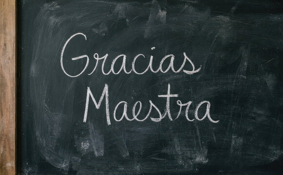 Gracias Maestra escrita en pizarra con tiza blanca para agradecer a la profesora en el dia del maestro y educacion