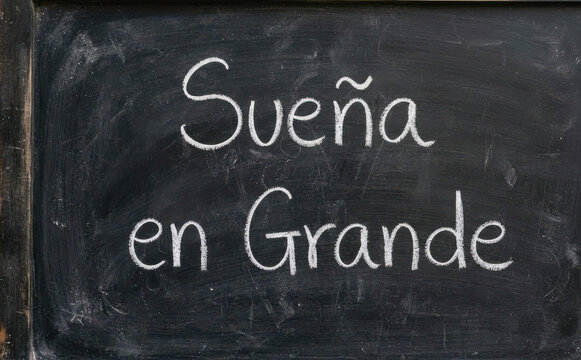 Sue&ntilde;a en Grande escrito con tiza blanca en pizarra negra sobre motivacion y metas