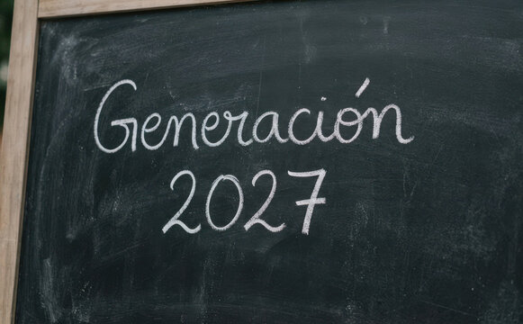 Generacion 2027 escrito en pizarra escolar como concepto de futuro educativo y graduacion estudiantil