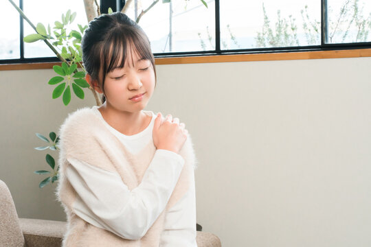 Elementary and middle school girls who are troubled by stiff shoulders and joint pain, holding their shoulders.