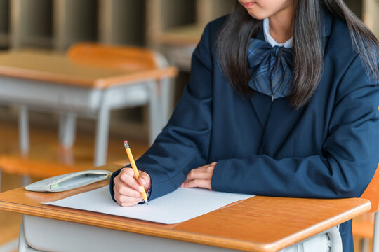 Junior high and high school students in uniform taking entrance exams, tests, and examinations.