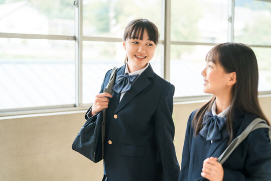 Elementary school students, middle school students, high school students, and female high school students walking down a school corridor in their school uniforms.