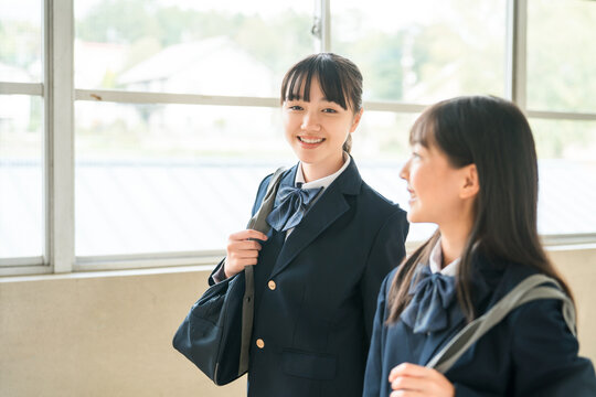 Elementary school students, middle school students, high school students, and female high school students walking down a school corridor in their school uniforms.