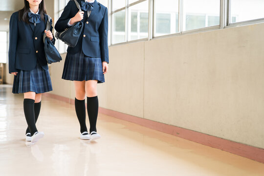 Elementary school students, middle school students, high school students, and female high school students walking down a school corridor in their school uniforms.